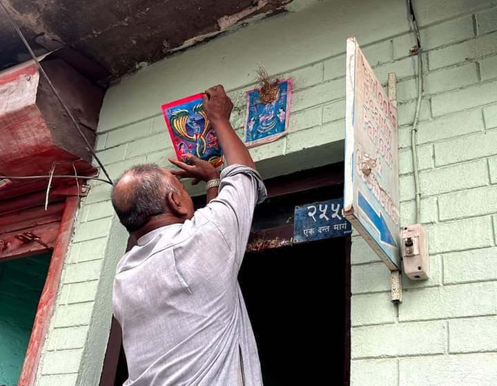 घरको मुलढोकामा नागको फोटो टाँसेर मनाइयो नागपञ्चमी